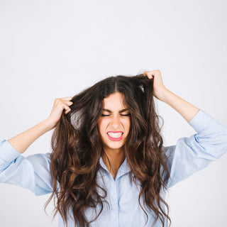 Nudos en el cabello: cómo evitarlos y desenredarlos sin daño