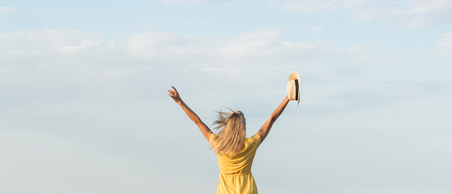 Mujer feliz auto superándose