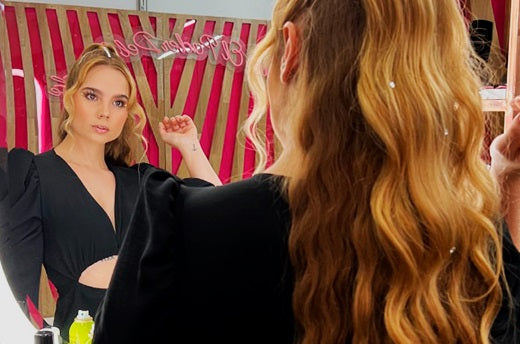 Música, cepillo y espejo, el ritual de muchas chicas al momento de salir - PYT | Resaltamos Tu Belleza a través De Tu Cabello