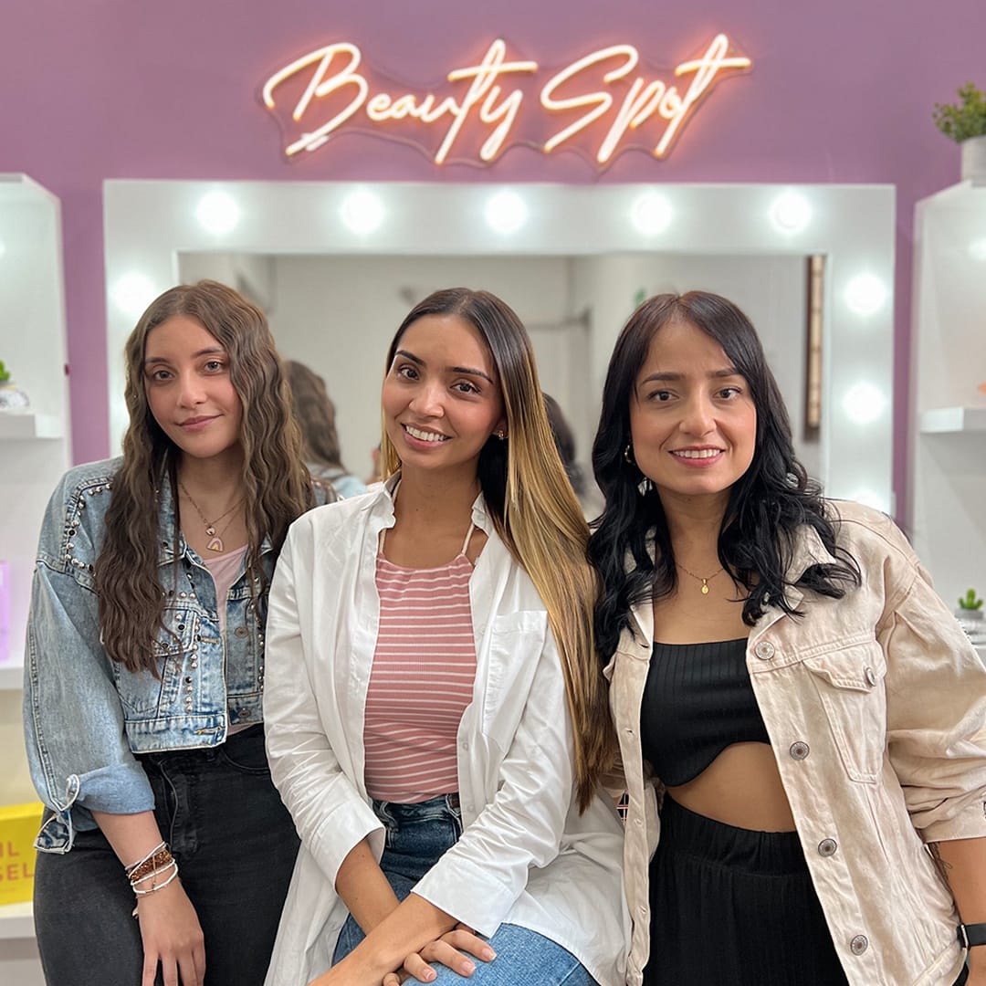 Una mujer que está conectada con la energía femenina como la creatividad, la alegría, el placer y por supuesto la belleza